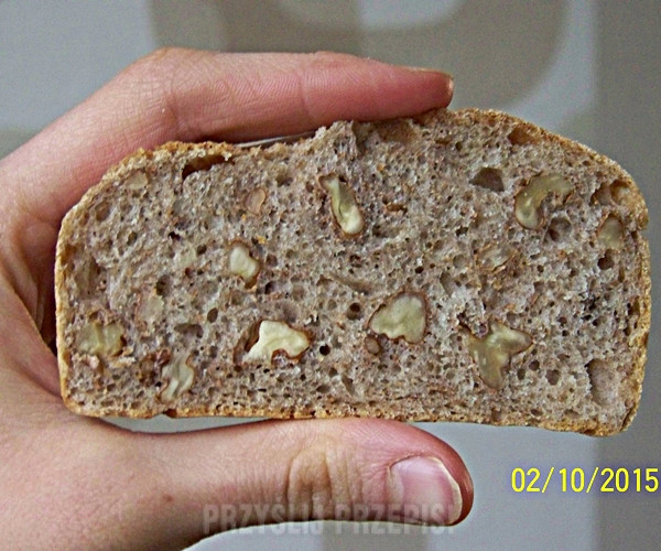 Chleb na zakwasie żytnim z orzechami