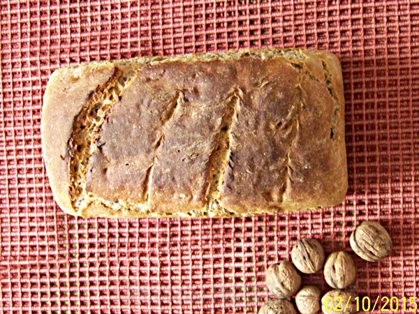 Chleb na zakwasie żytnim z orzechami