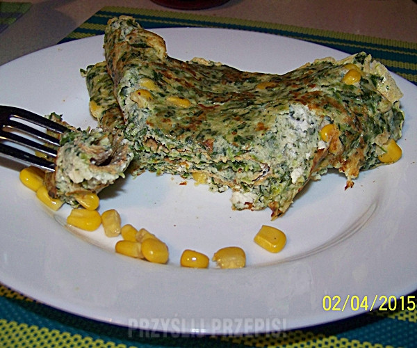 Szpinakowy omlet z twarogiem i kukurydzą