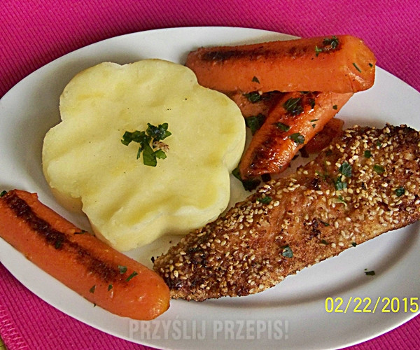 Pierś z kurczaka w miodowo-sezamowej panierce z marchewką glazurowaną w miodzie i puree ziemniaczane
