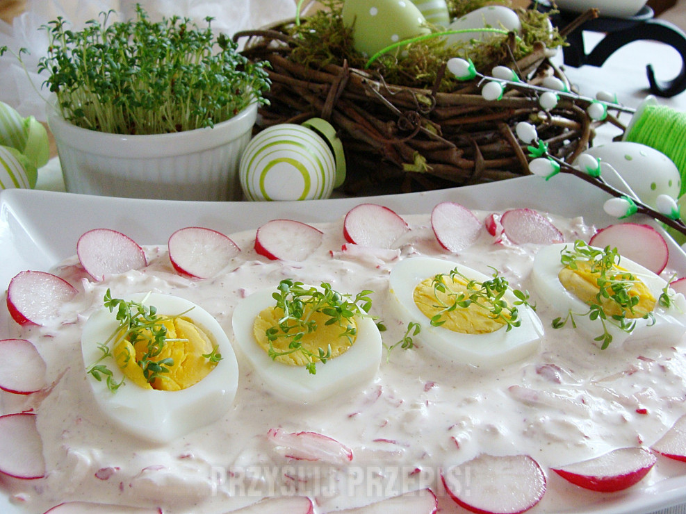 Jajeczka w rzodkiewkowym sosie