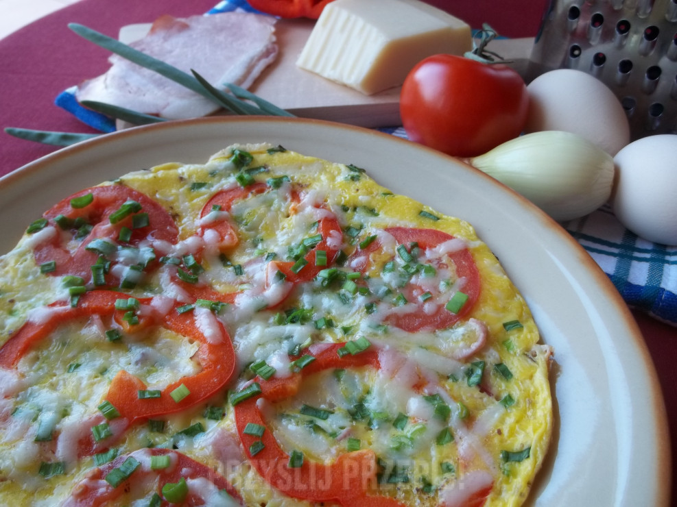 omlet z szynką i warzywami