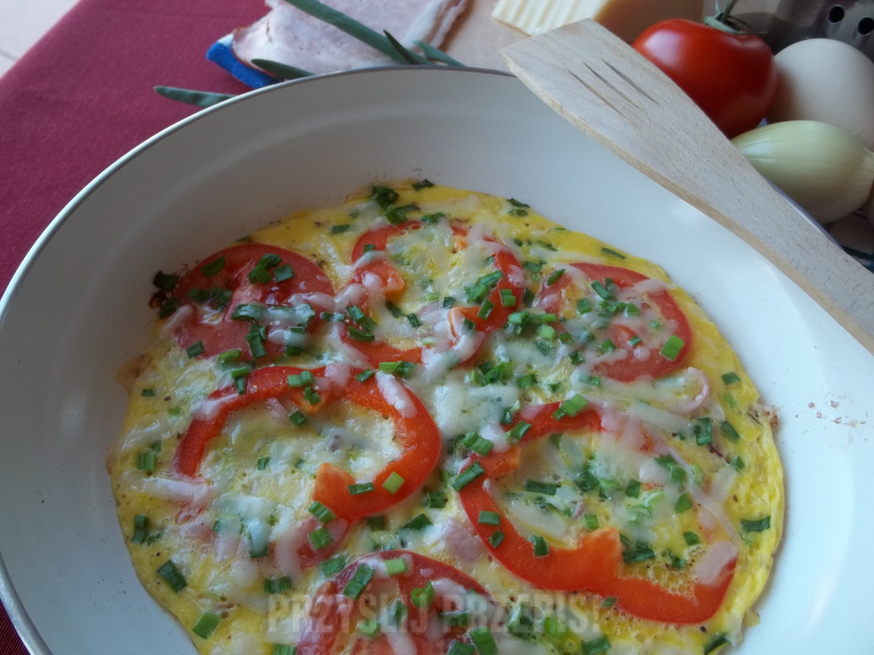 omlet z szynką i warzywami