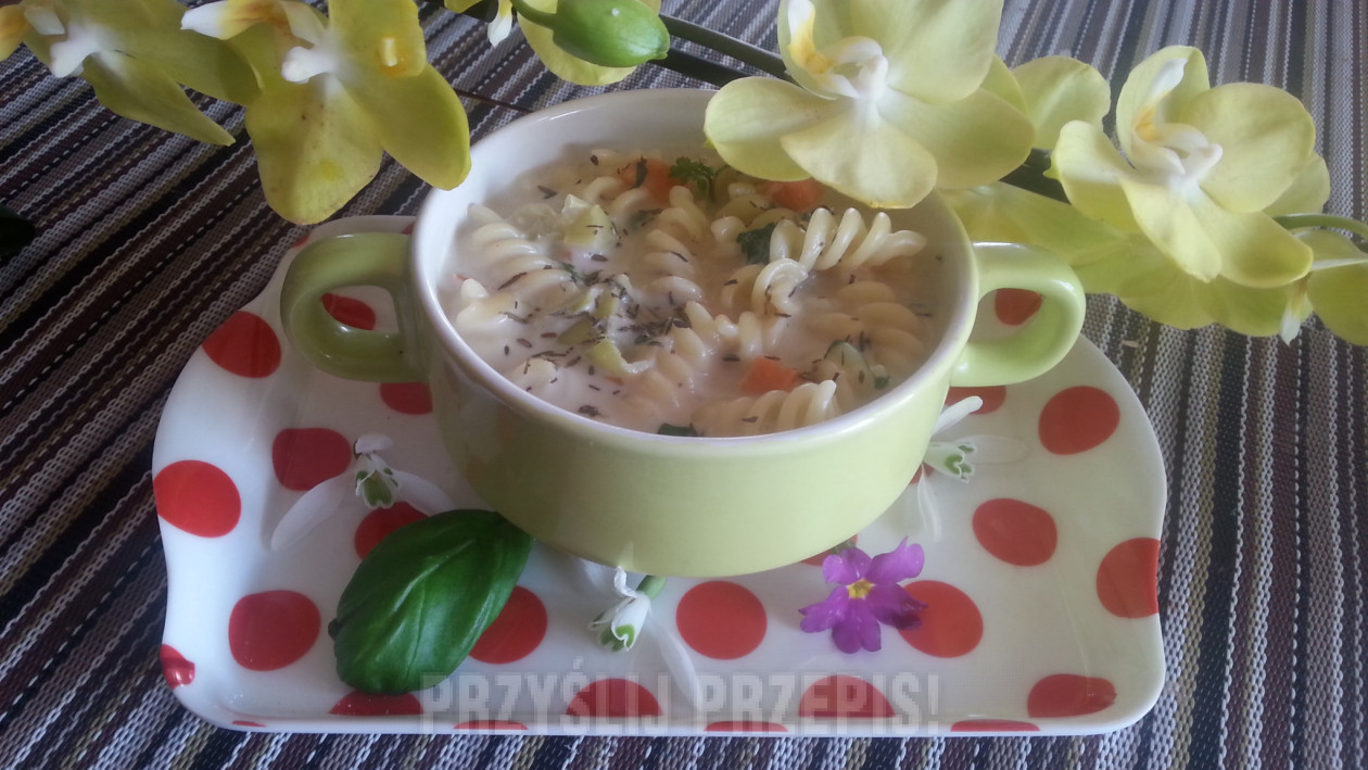 serowo czosnkowa zupa z makaromem i kminkiem