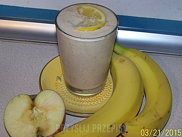 Koktajl na bazie jogurtu naturalnego z bananem, jabłkiem i sokiem pomarańczowym.
