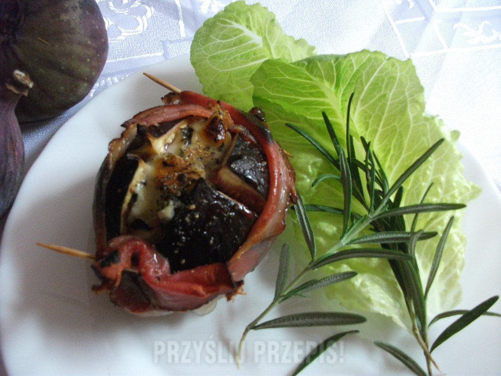 Figi z serem pleśniowym i szynką 