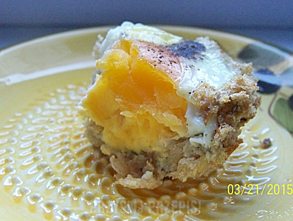 Jajko zapiekane w chlebie w kokilce ze szczypiorkiem