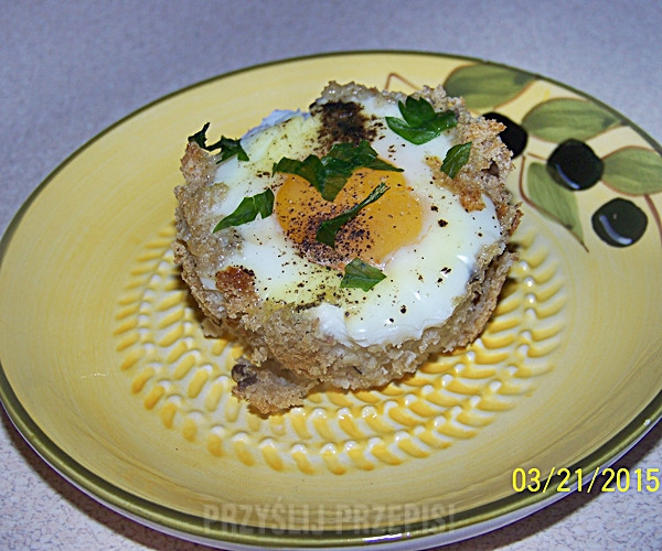 Jajko zapiekane w chlebie w kokilce ze szczypiorkiem