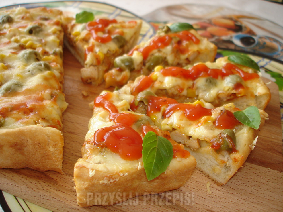 Pizza z kurczakiem i serem mozzarellą