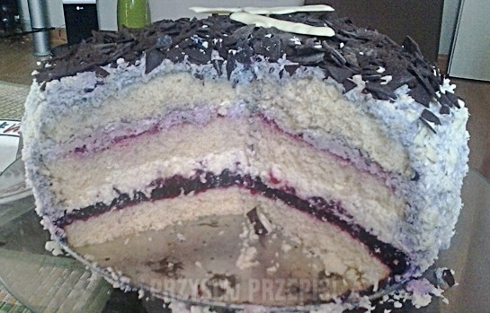 Tort jagodowy z kokosem i białą czekoladą