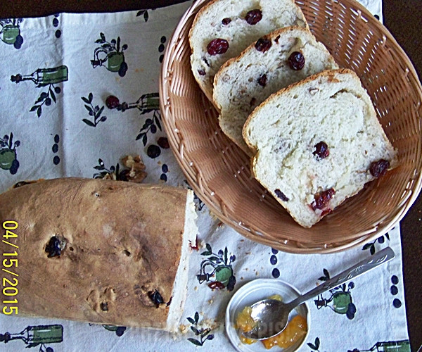 Chleb pszenny z suszonymi żurawinami oraz orzechami włoskimi