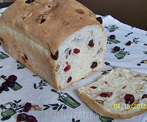 Chleb pszenny z suszonymi żurawinami oraz orzechami włoskimi