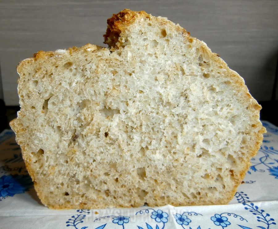 Domowy chleb pszenny na zakwasie z płatkami owsianymi