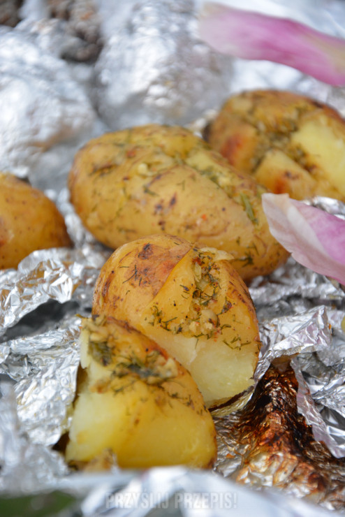 Ziemniaki z grilla z masłem cebulowo-ziołowym