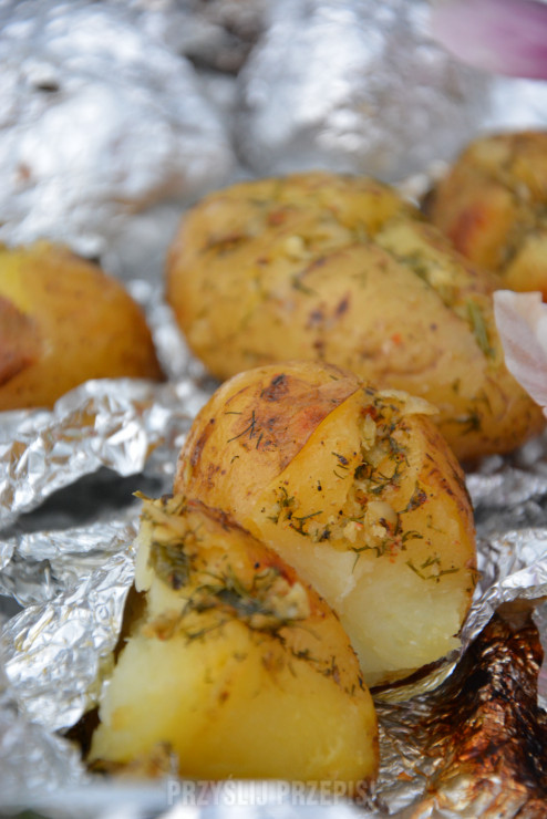 Ziemniaki z grilla z masłem cebulowo-ziołowym