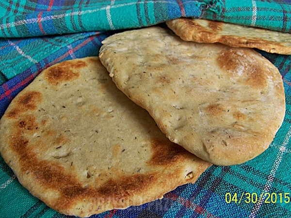 Chlebek Naan z czosnkiem i kolendrą