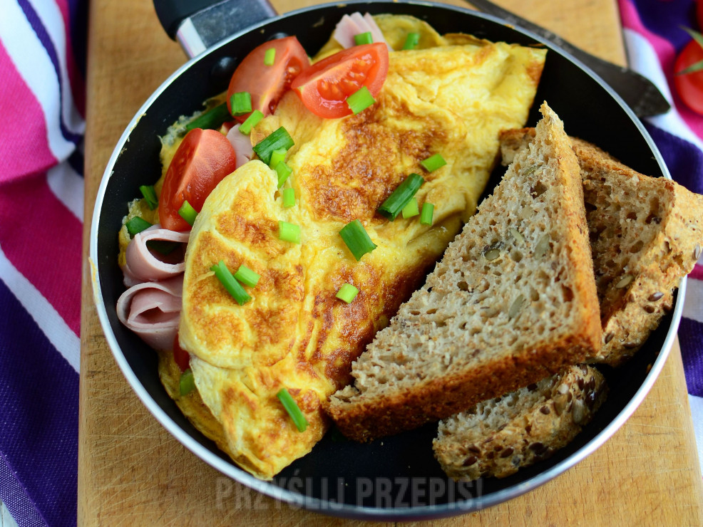Słoneczny omlet z szynką i pomidorami 