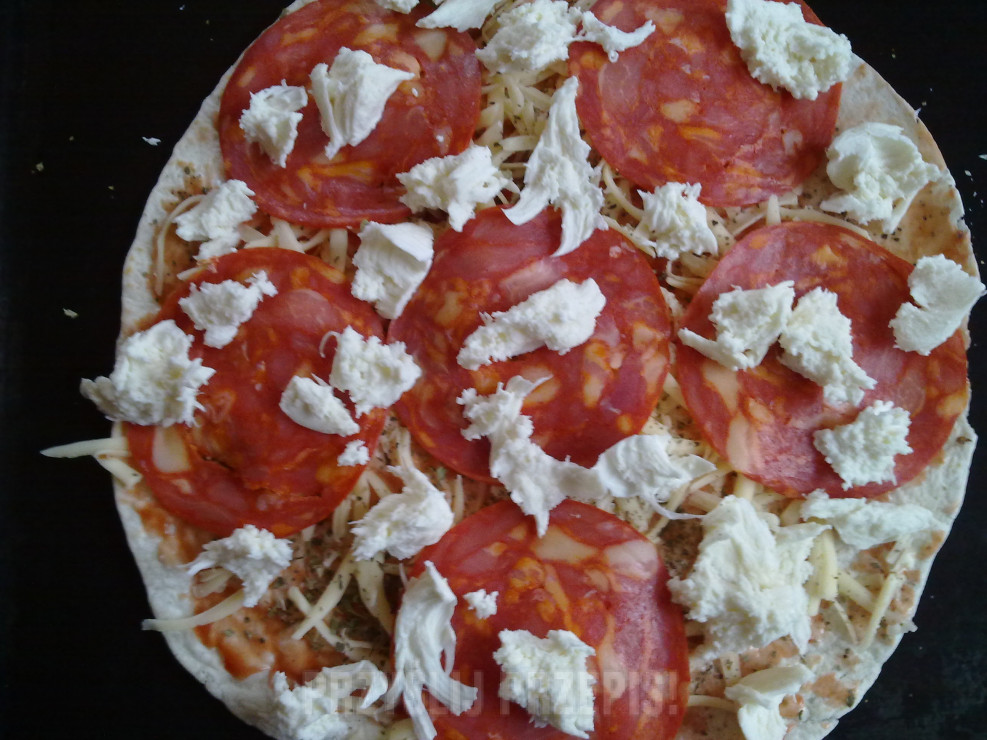 pizza z chorizo i serem