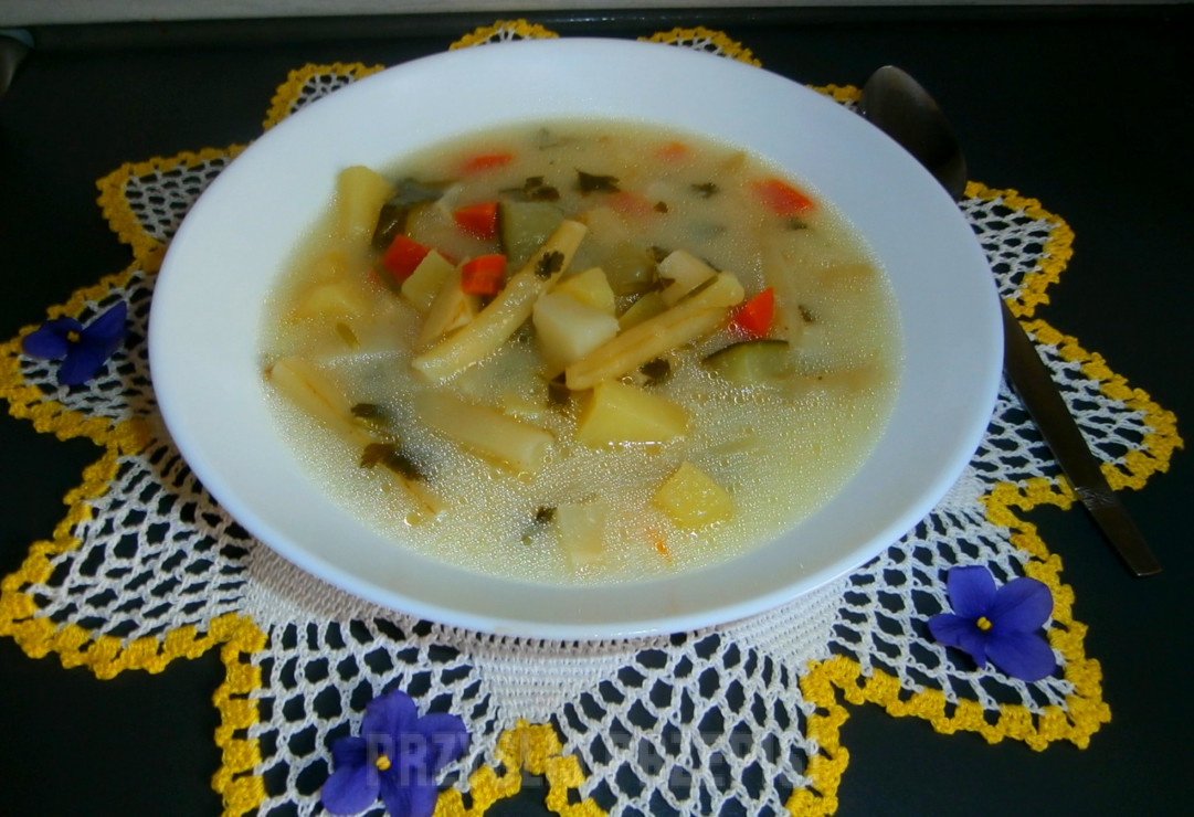 Delikatna zupa z fasolką szparagową i cukinią