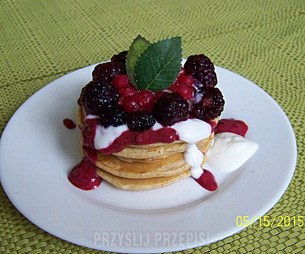 Jogurtowe placuszki śniadaniowe z owocami leśnymi