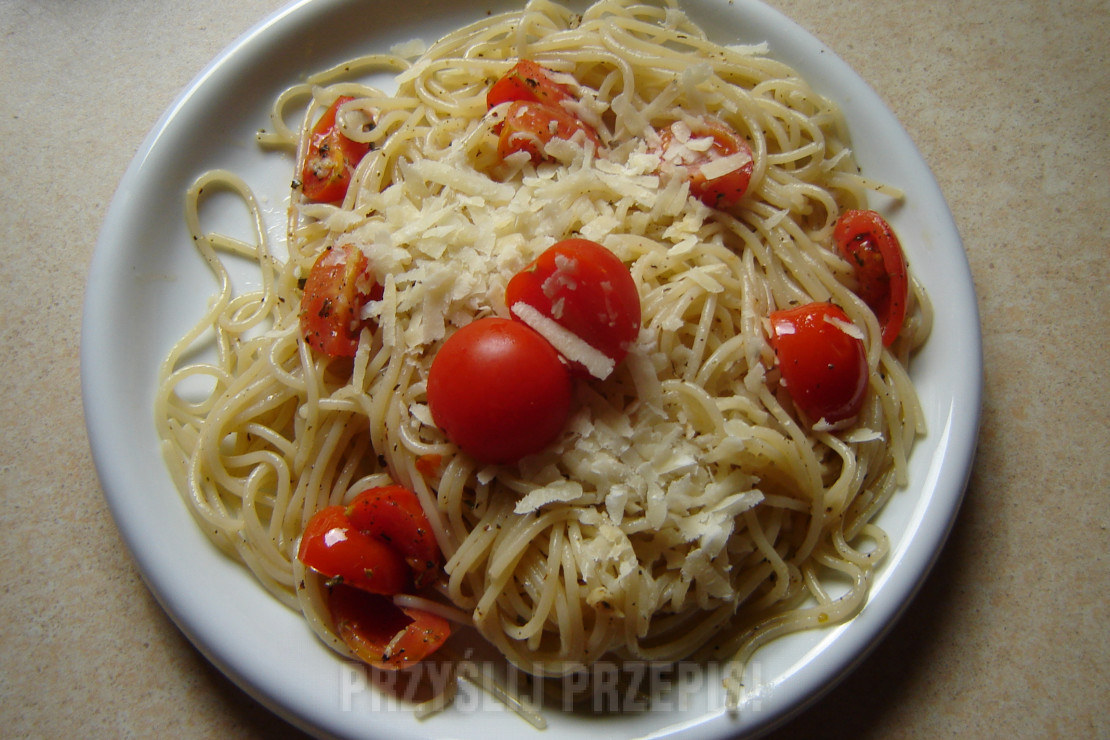 Spaghetti z pomidorkami koktailowymi