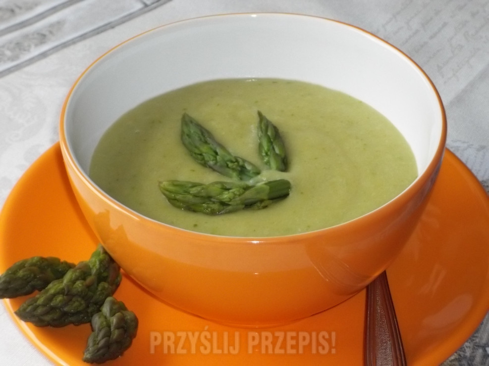 zupa z zielonych szparagów z lubczykiem