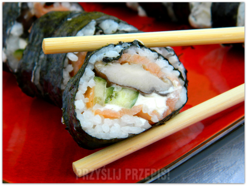 Sushi maki z grzybami shitake