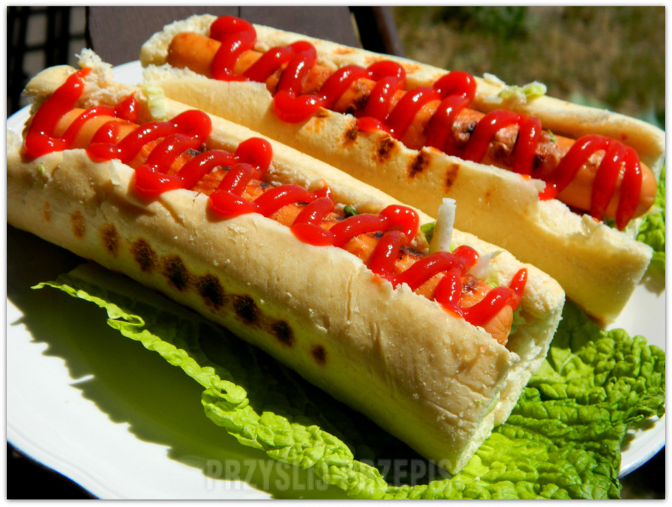 Hot-dogi z surówką