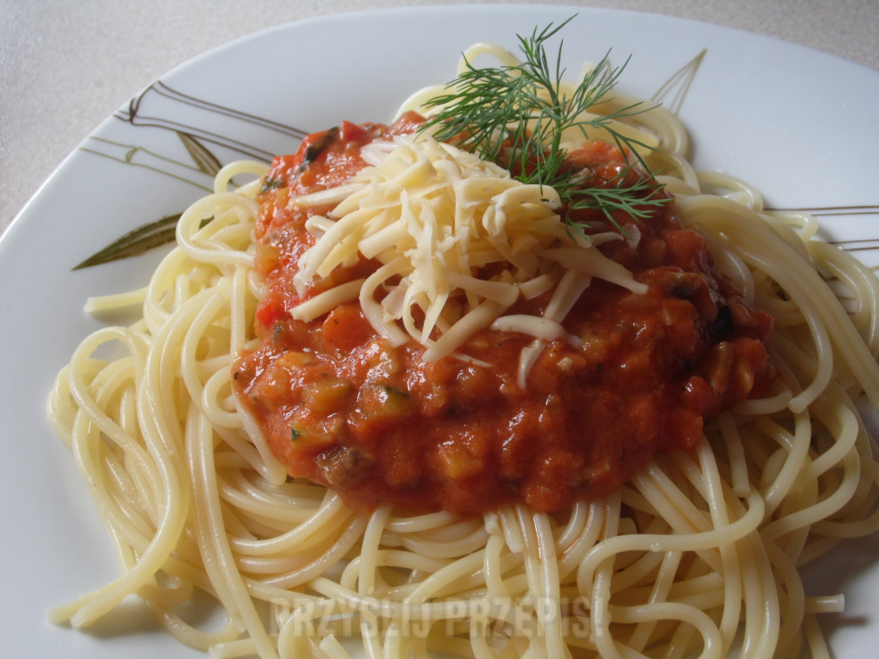 spagetti z warzywnym sosem