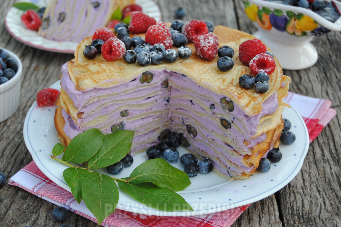 Borówkowo-twarożkowy tort naleśnikowy