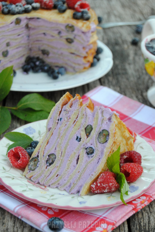 Borówkowo-twarożkowy tort naleśnikowy