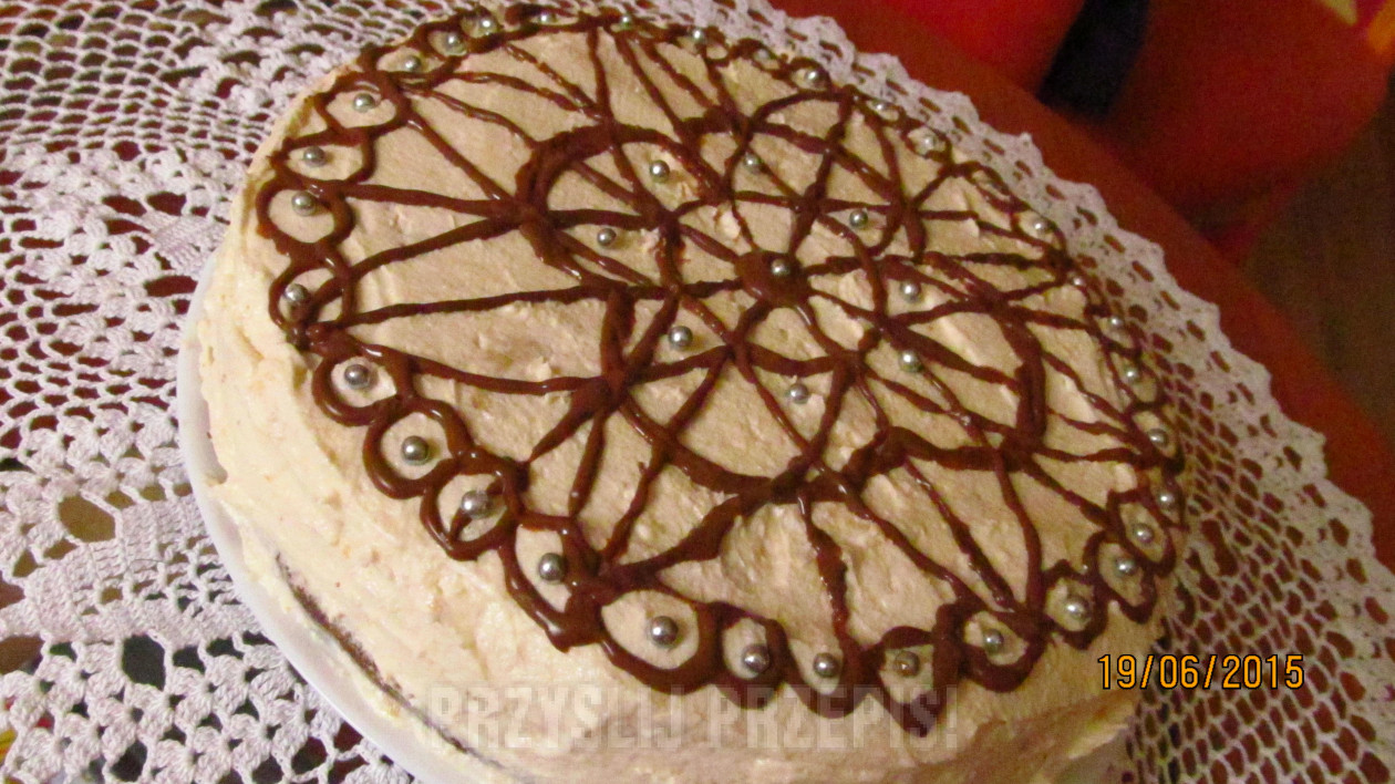 Tort chałowowy-waniliowy z czekoladową koronką i bezą