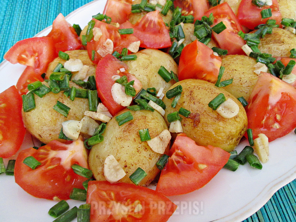 Sałatka z młodych ziemniaków z pomidorem