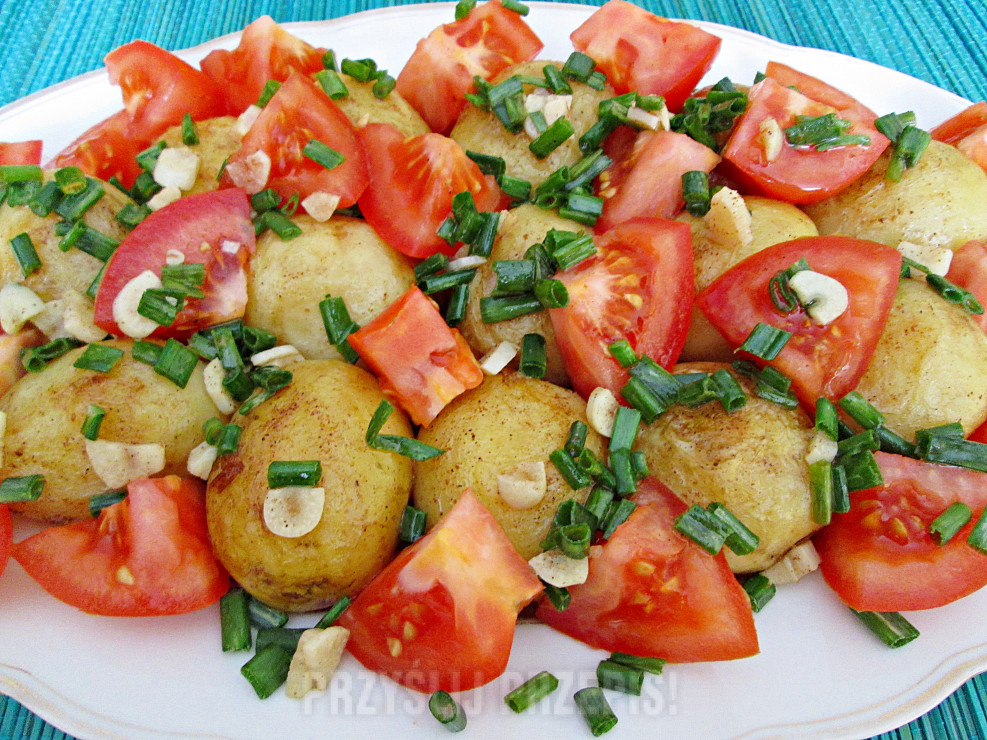 Sałatka z młodych ziemniaków z pomidorem