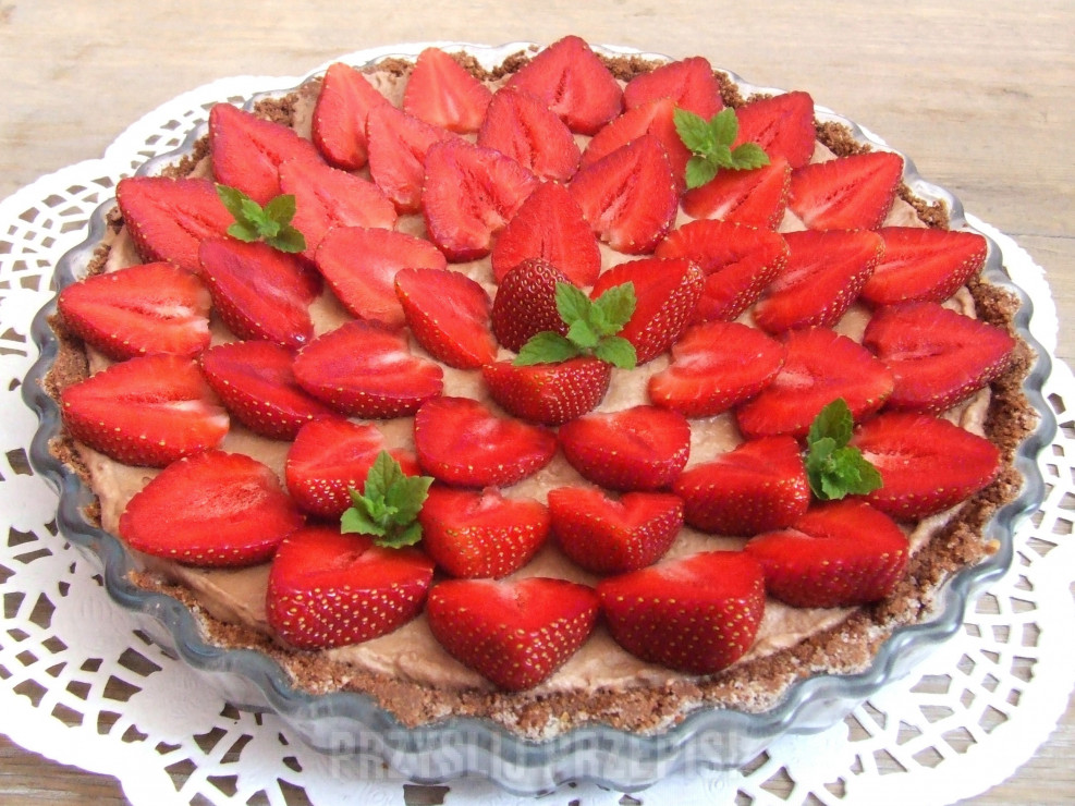 Tarta czekoladowa z truskawkami