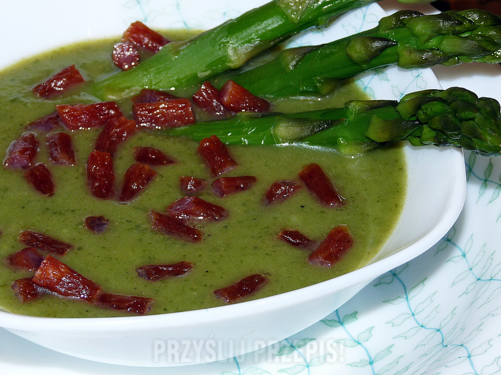 Zielona zupa ze szparagami i kabanosem 