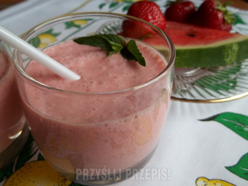 koktajl jogurtowy z truskawkami i arbuzem 