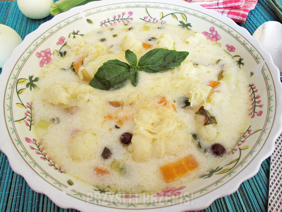 Zupa kalafiorowa z żółtym serem i piwem