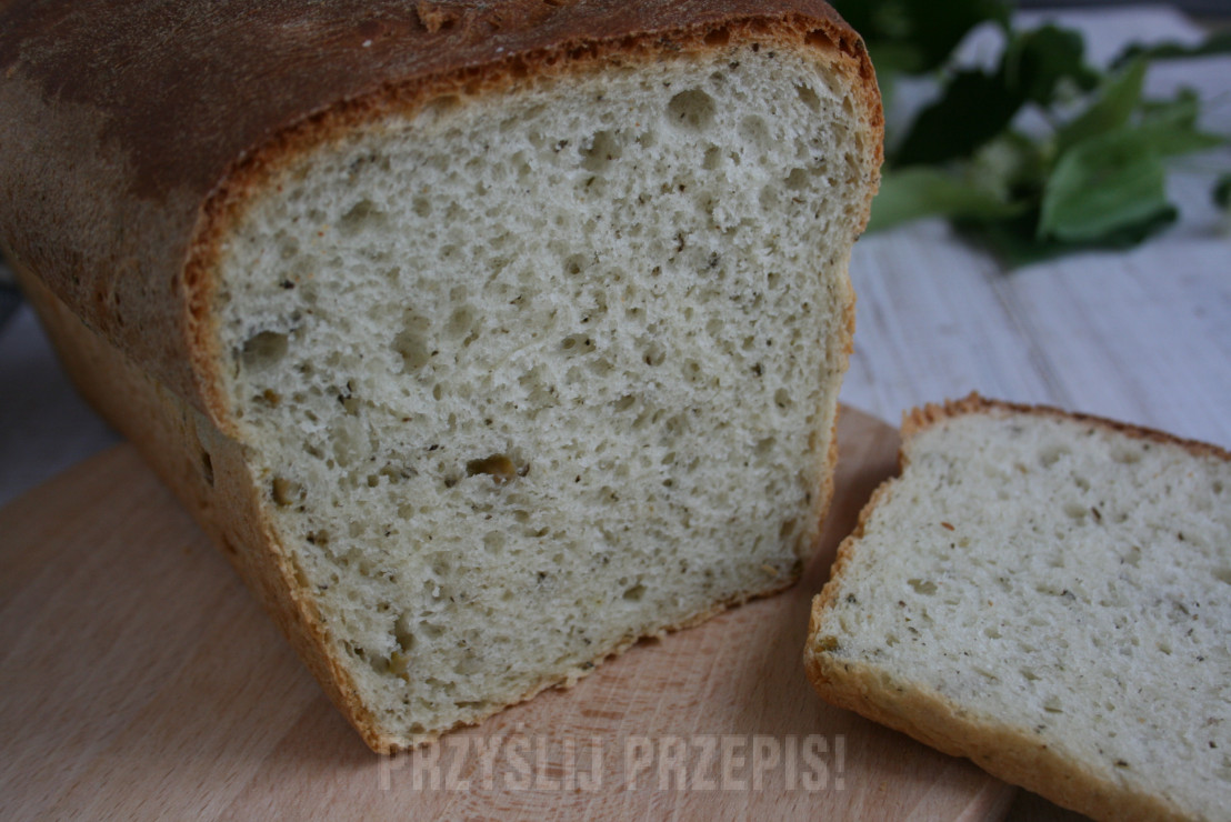 Chleb z ziołami prowansalskimi i oliwkami
