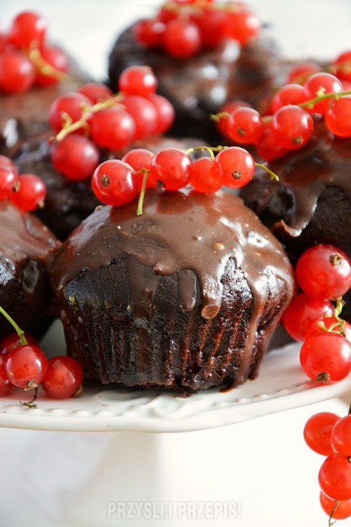 Muffiny kakaowe z czerwoną porzeczką