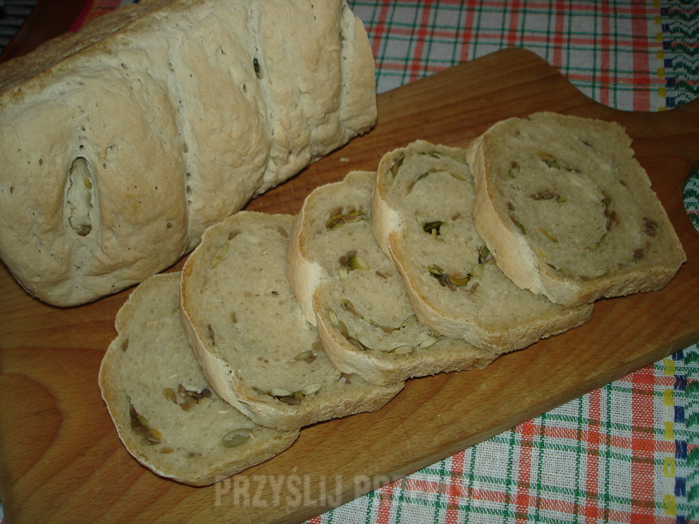Chlebek z ziarnami pszenno-żytni -rolowany