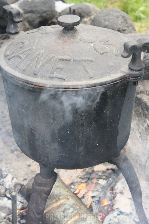 gotujemy danie nad ogniskiem w żeliwnym kociołku