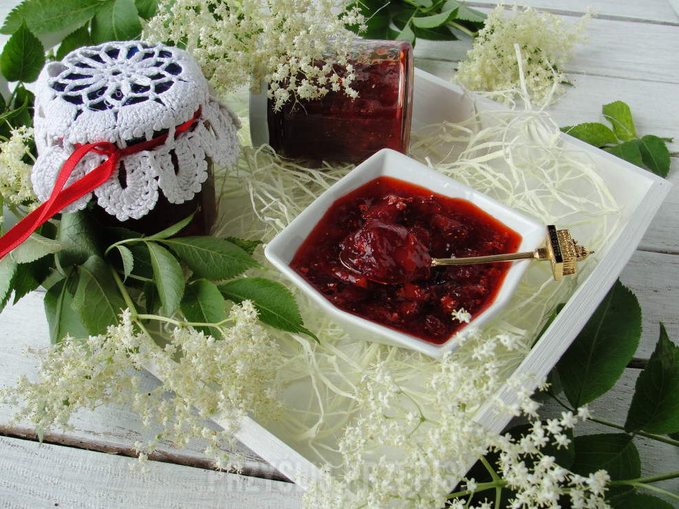 Konfitura truskawkowa z kwiatkami bzu 