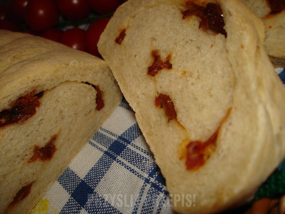 Chleb pszenno żytni z suszonymi pomidorami i żurawiną