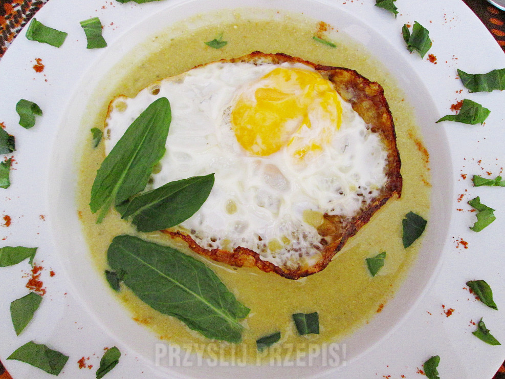 Szczawiowa zupa krem z twarogiem i jajkiem sadzonym