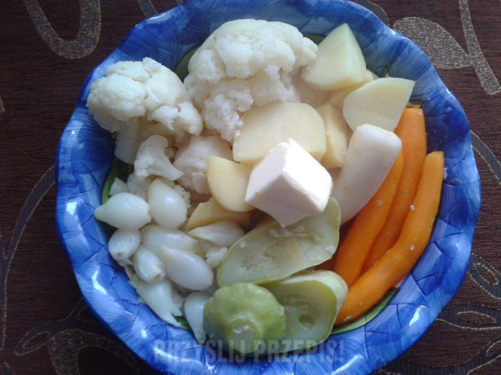 Ugotowane warzywa przeciskamy przez praskę.