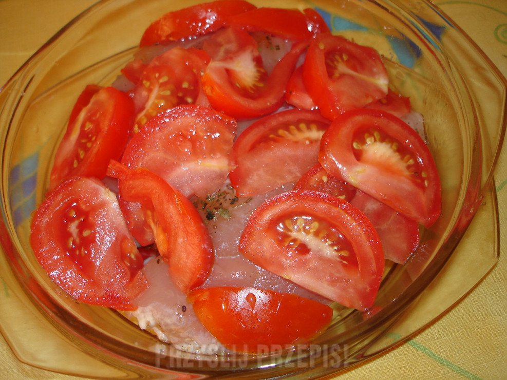 Piersi kurczaka w pomidorach z bazylią