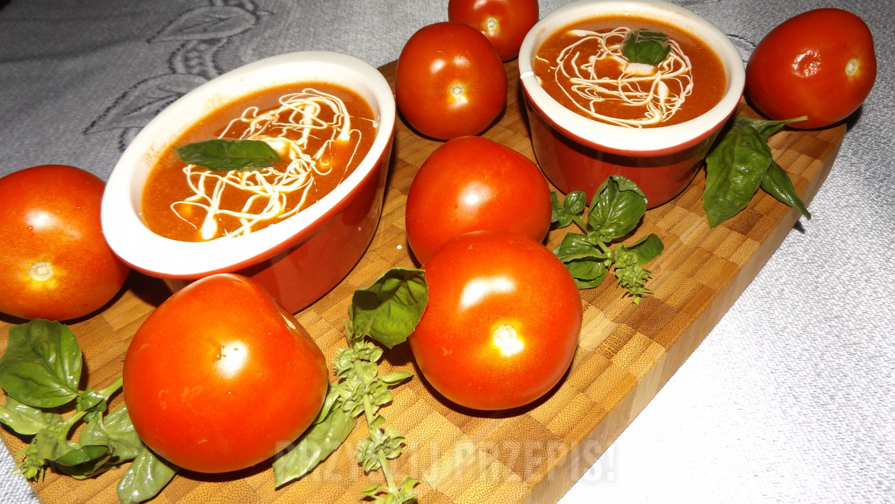 Zupa pomidorowa ze świeżych  pomidorów z włoską nutą