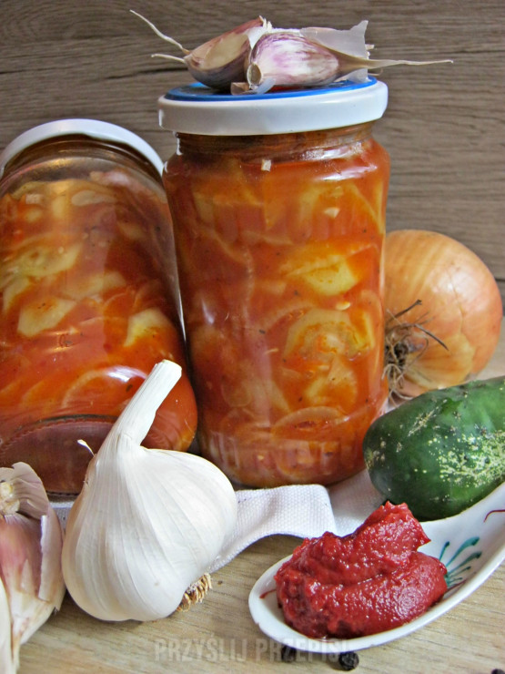 Ogórki z sosem pomidorowym i bazylią