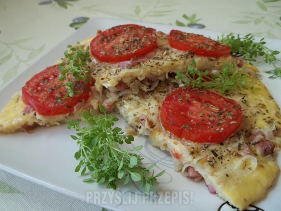 Makaronowy omlet z kiełbasą i pomidorem